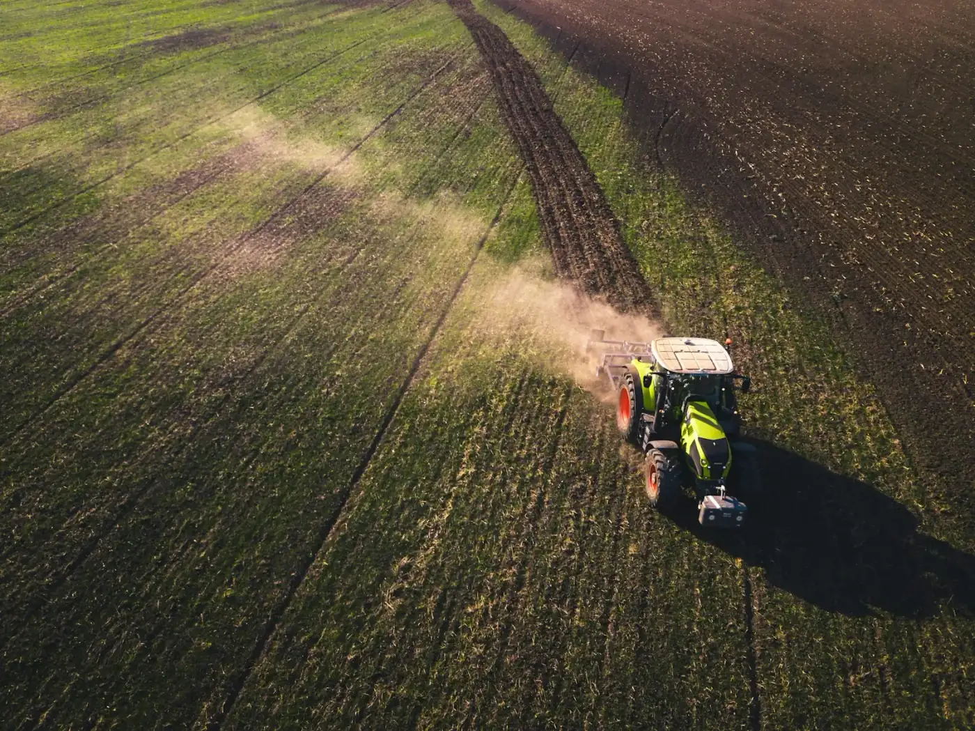 Tractor trabajando un campo visto desde el aire